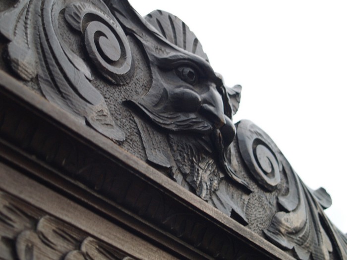 OLYMPUS DIGITAL CAMERA Truhenbank antik Barock Neo Rennaissance Sitzbank Fratzen Satyr Möbel beschnitzt Holz Teufel Köpfe