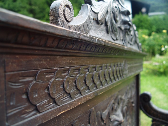 OLYMPUS DIGITAL CAMERA Truhenbank antik Barock Neo Rennaissance Sitzbank Fratzen Satyr Möbel beschnitzt Holz Teufel Köpfe