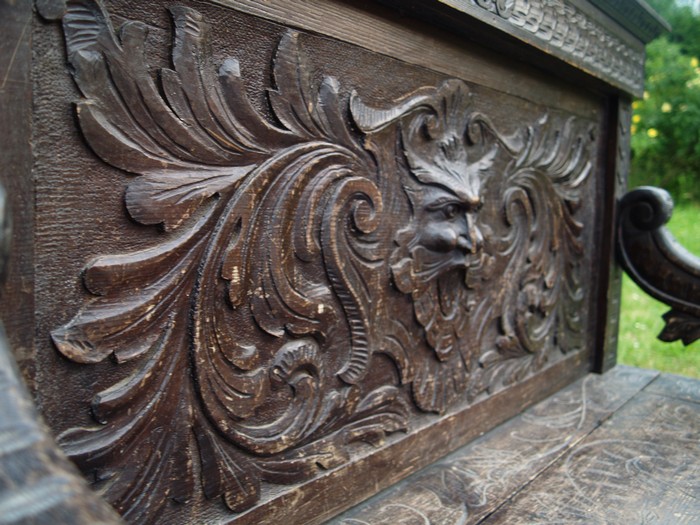 OLYMPUS DIGITAL CAMERA Truhenbank antik Barock Neo Rennaissance Sitzbank Fratzen Satyr Möbel beschnitzt Holz Teufel Köpfe