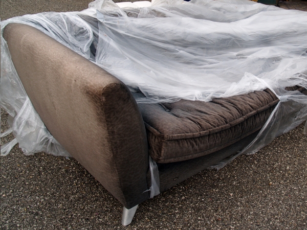 Zur Veranschaulichung was sich meistens unter einem neu mit Fake-Stoff bezogenen Bretz-Sofa befindet. Bretz Sofa Info Wertermittlung stark gebraucht Stoff beschädigt