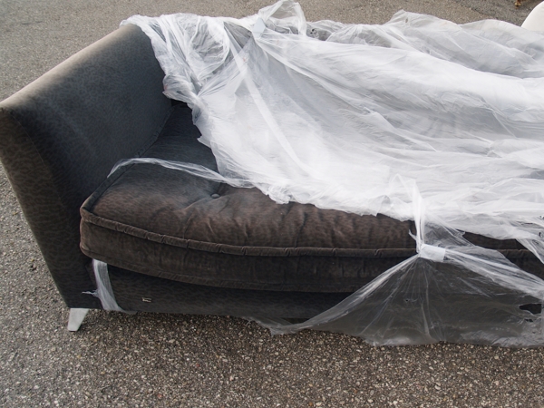 Wobei wir hier erwähnen möchten, dass wir auch kostengünstig Entsorgungen durchfürhen (die Füße behalten wir uns natürlich:-). Ja wir schmeißen diese Sofas tatsächlich weg - oder sieht eines unserer Sofas so aus als wären sie gepimpt worden? Bretz Sofa Info Wertermittlung stark gebraucht Stoff beschädigt