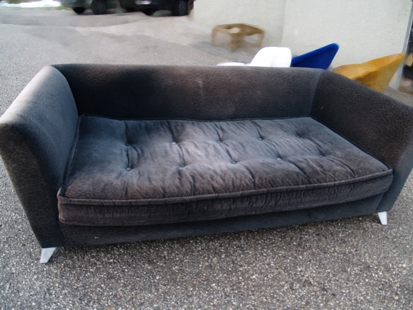 Ein Sofa das so aussieht wie das auf unseren Beispielbildern, sollte eindeutig entsorgt werden. Bretz Sofa Info Wert stark gebraucht Stoff beschädigt