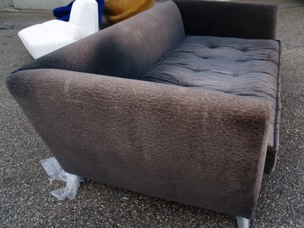 Wenn ein Sofa so aussieht, hat es schon längst ausgedient und seine Gütigkeit getan. So solle man das Teil nun endlich in Frieden ruhen lassen. Bretz Sofa Info Wert stark gebraucht Stoff beschädigt