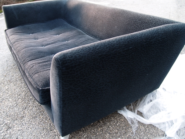 Der Stoff an der Rückseite könnte eventuell noch nützlich sein. Wer also so ein Sofa hat, könnte den Stoff an der Rückseite rausschneiden, es mit Textilfarbe in der WaMa färben um danach aus dem Bretz-Stoff irgend etwas zu nähen (z.B. ein großes und flauschig gefülltes Kissen für's Haustier). Bretz Sofa Info Wert stark gebraucht