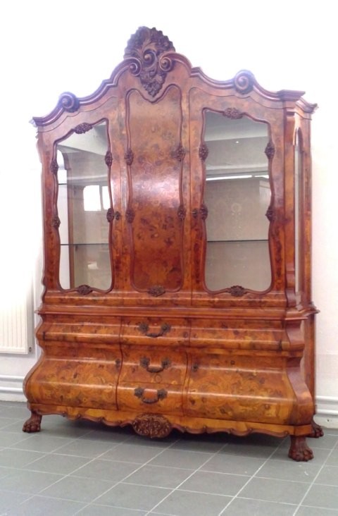 Foto (c) zeigt: Intarsien Vitrine, Barockstil Bücherschrank Büchervitrine antik Antiquität Original Barock Vitrine