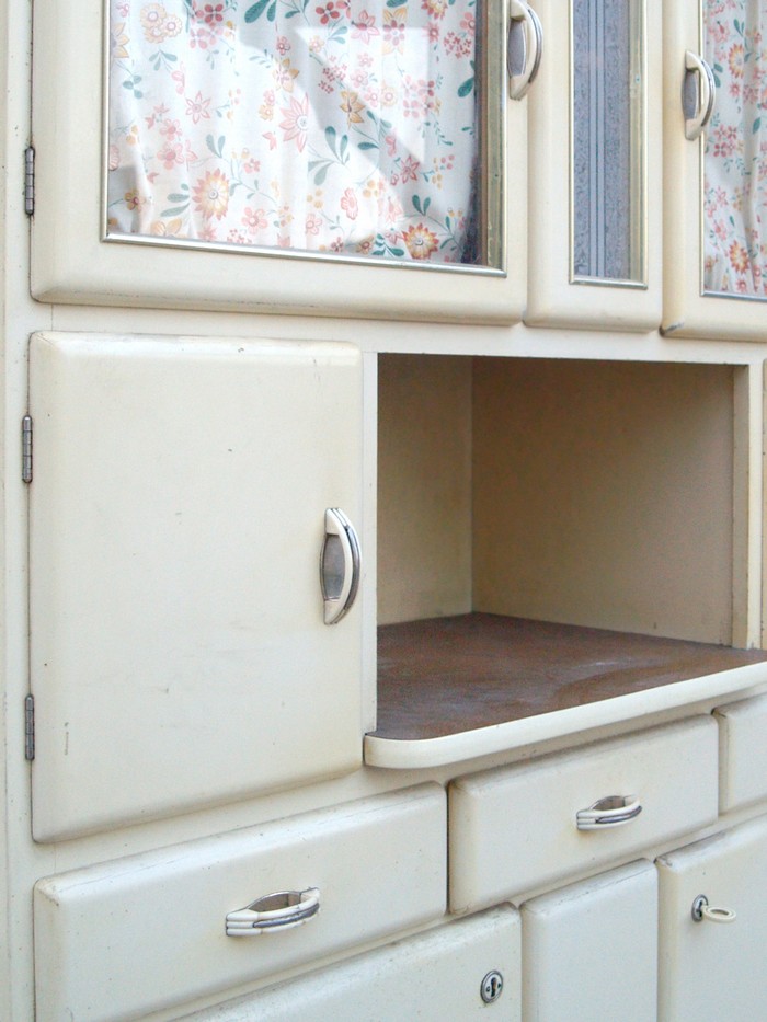 Küchenschrank creme antik Vintage 40er- 50er-jahre Küchenmöbel Midcentury pastell