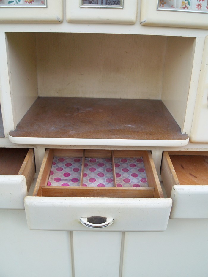Küchenschrank creme antik Vintage 40er- 50er-jahre Küchenmöbel Midcentury pastell
