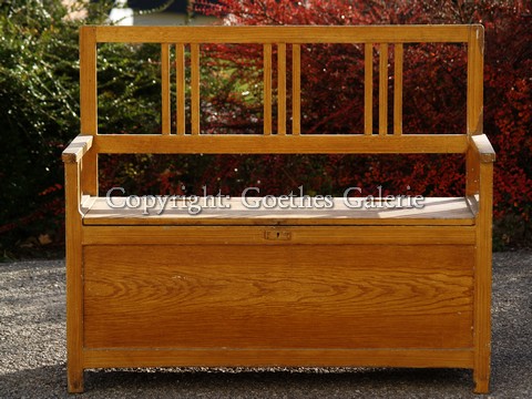 Bilder (c) zeigen: Truhenbank um Mitte 20. Jh. Truhenbank Vintage antik Holz shabby chic