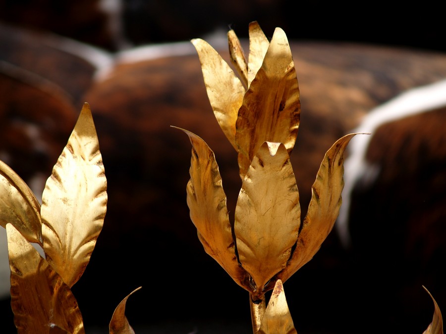 Hinter den goldenen Blättern des Baumes befinden sich Fassungen Hans Kögl Koegl Wandlampe € 99 Film Requisite Midcenturymodern golden Blätter Baum Palme