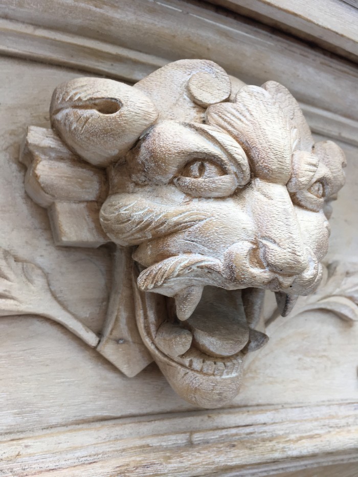 Löwenfigur geschnitzt Möbel antik