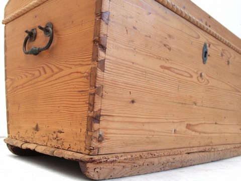 antike Truhe restauriert Altholz Bauerntruhe Antiquität Bauernmöbel