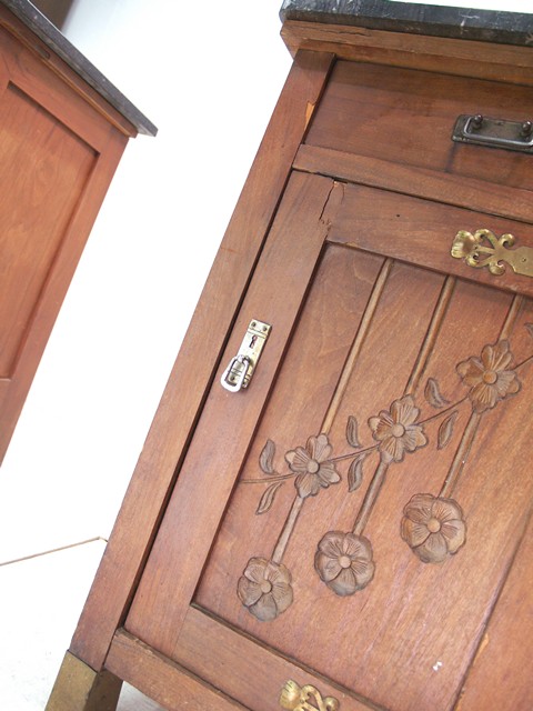 Antike Kommode beschnitzt