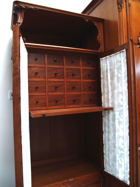 Antiker Kabinettschrank restauriert