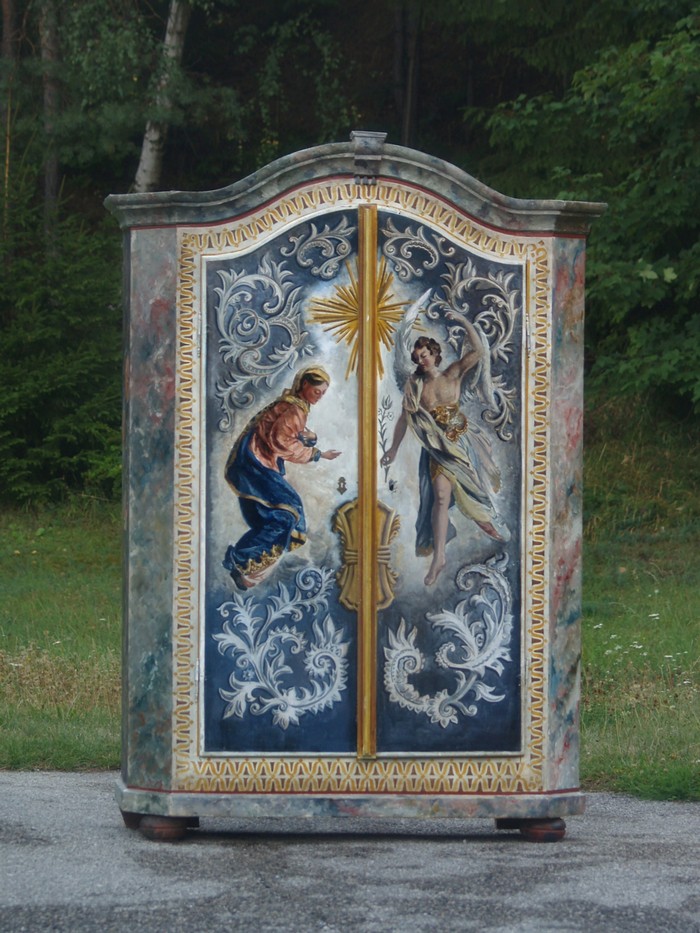 Bauernschrank Bauernmöbel bemalt antik blau creme Maria Engel Sakraler Schrank Heiligenmalerei Rosen