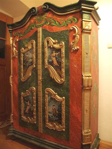 bauernschrank bemalter bauernkasten rot figural floral gold gruen orange 3