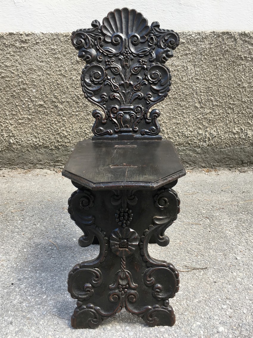 Fratzen Stuhl antike Bauernsessel noir