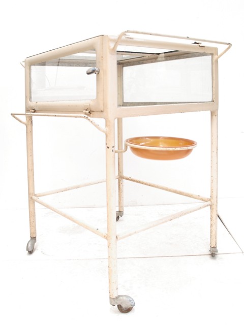 Metallmöbel Vintage antiker Arztschrank Bauhaus creme antik Bauhaus Beistelltisch Vitrinentisch Gewächshaus 20er 30er-Jahre