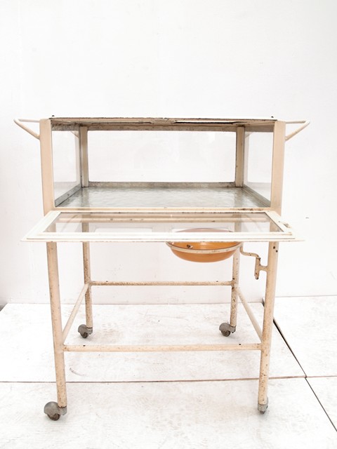 Metallmöbel Vintage antiker Arztschrank Bauhaus creme antik Bauhaus Beistelltisch Vitrinentisch Gewächshaus 20er 30er-Jahre