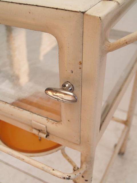 Metallmöbel Vintage antiker Arztschrank Bauhaus creme antik Bauhaus Beistelltisch Vitrinentisch Gewächshaus 20er 30er-Jahre