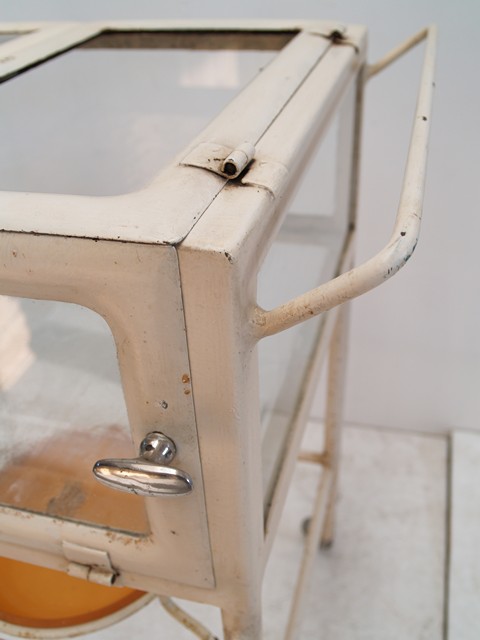 Metallmöbel Vintage antiker Arztschrank Bauhaus creme antik Bauhaus Beistelltisch Vitrinentisch Gewächshaus 20er 30er-Jahre