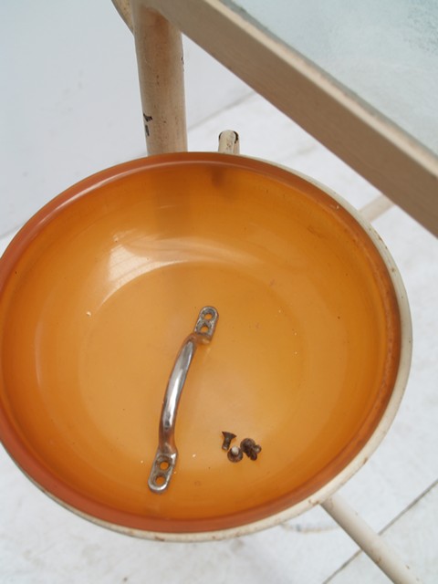 bauhaus metallmöbel antik Arztmöbel Vitrinentisch creme shabby chic Retro Vintage Design Gewächshaus