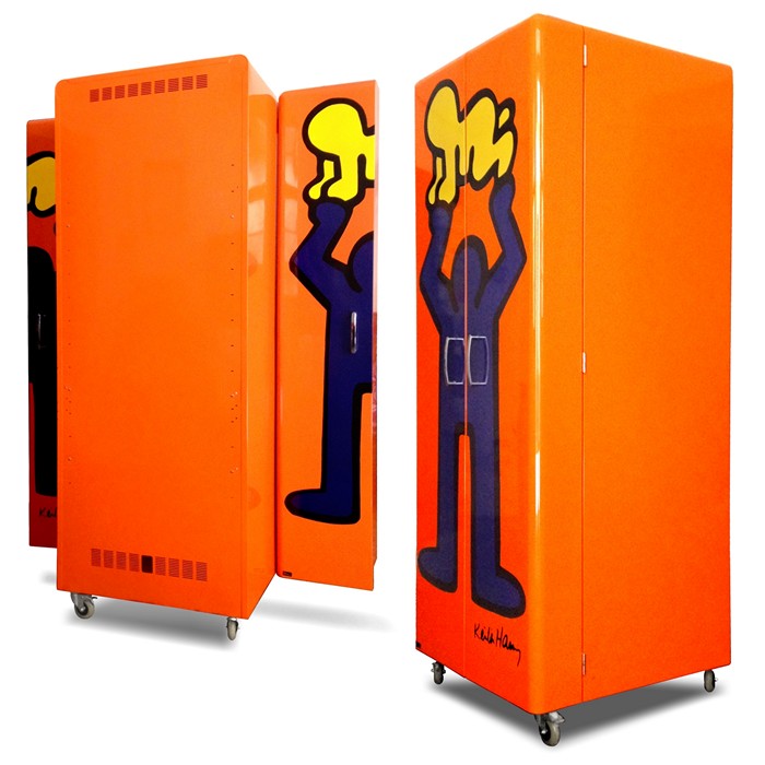 Im Jahre 2002 wurde diese Männchen-Linie von Bretz in Zusammenarbeit mit der Keith Haring Foundation auf der Kölner Messe ausgestellt, sorgte damals schon für reichlich Aufsehen in der Möbelwelt und fand ab da, reissenden Absatz. In heutiger Zeit zählen diese Stücke zu begehrten Design-Raritäten, da sie nicht mehr regulär angeboten werden und die wenigsten Liebhaber trennen sich von solchen wertstabilen Designklassikern. bretz g3290 metallschrank keith haring 1 01