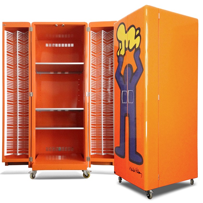 Bretz Metallmöbel Retro-Design Schrank, Keith Haring Design, tangerine, Top-Zustand. Der Designklassiker steht auf feststellbaren Rollen und kann ganz einfach und ohne Kraftaufwand umplatziert werden. bretz g3290 metallschrank keith haring 2