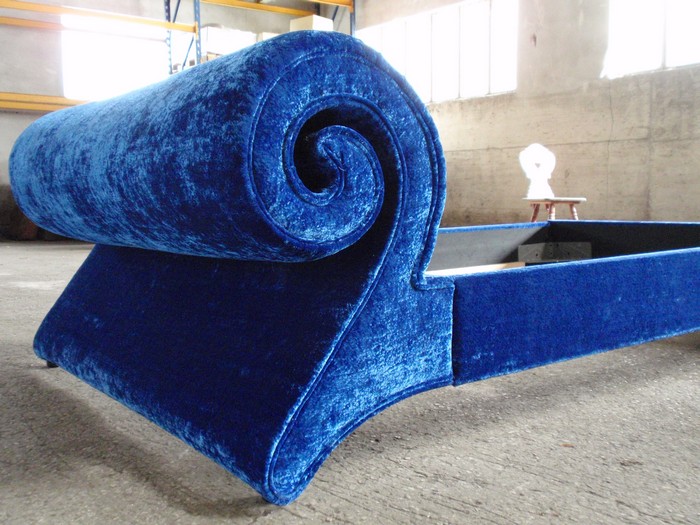 Bretz Mammut rotes Glamoursamt Sofa 13 Bett