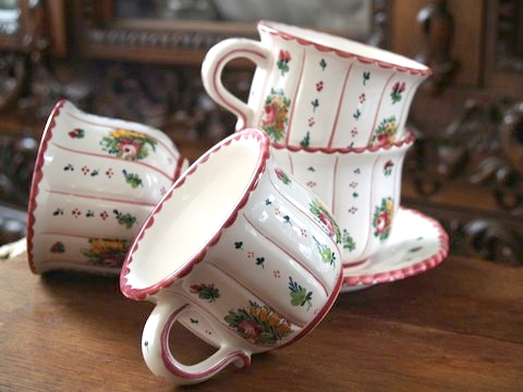 Gmundner Keramik gebraucht Teller Kaffeetasse Biedermeier neuwertig Streublumen rot