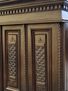 Antike Kommode beschnitzt