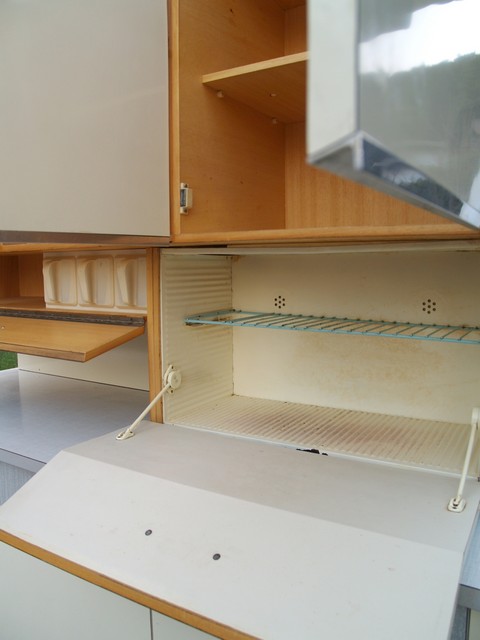 Midcentury 60er-Jahre Küchenschrank Schütten Pastell Retro Design Vintage Küche grau creme
