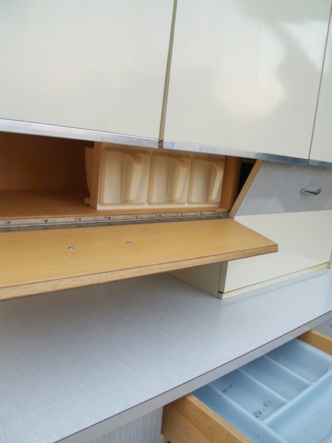 Midcentury 60er-Jahre Küchenschrank Schütten Pastell Retro Design Vintage Küche grau creme