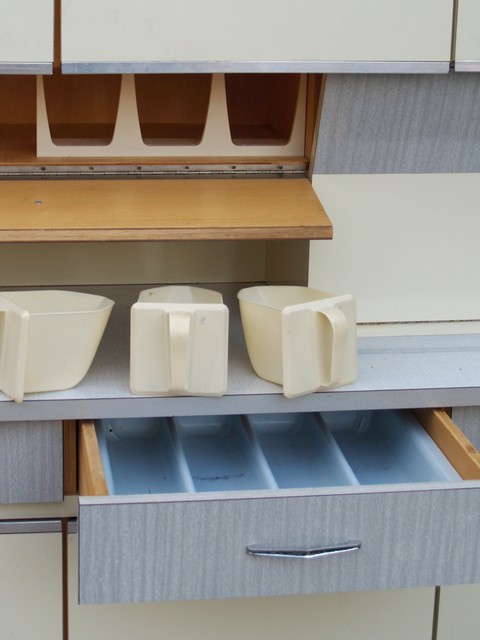 Midcentury 60er-Jahre Küchenschrank Schütten Pastell Retro Design Vintage Küche grau creme