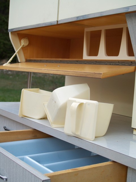 Midcentury 60er-Jahre Küchenschrank Schütten Pastell Retro Design Vintage Küche grau creme