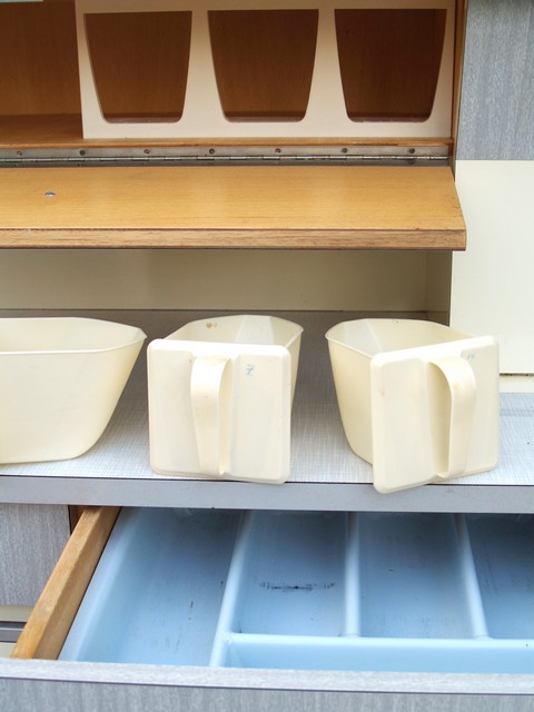 Midcentury 60er-Jahre Küchenschrank Schütten Pastell Retro Design Vintage Küche grau creme