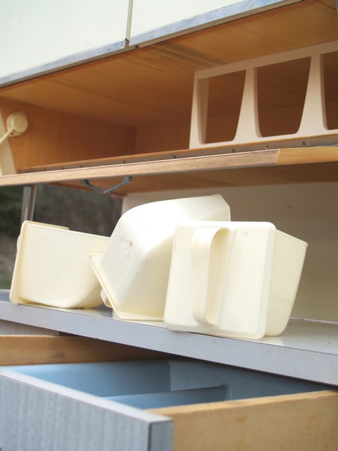 Midcentury 60er-Jahre Küchenschrank Pastell Retro Design Vintage Küche grau creme
