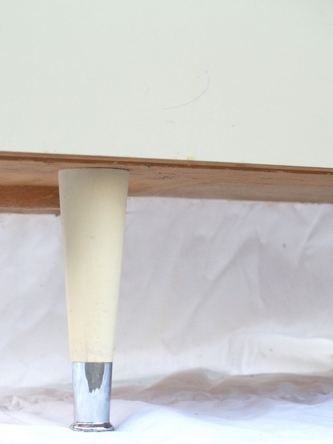 Midcentury 60er-Jahre Küchenschrank Pastell Retro Design Vintage Küche grau creme