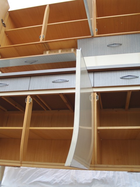 Midcentury 60er-Jahre Küchenschrank Schütten Pastell Retro Design Vintage Küche grau creme