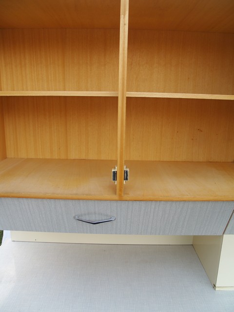 Midcentury 60er-Jahre Küchenschrank Schütten Pastell Retro Design Vintage Küche grau creme