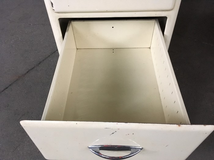 Arztschreibtisch Metall Schreibtisch creme weiß Vintage Retro antik Arztschreibtisch Vintage Metall Möbel Creme