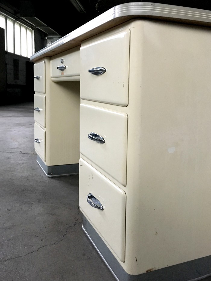 Arztschreibtisch Metall Schreibtisch creme weiß Vintage Retro antik Vintage Metall Möbel Creme