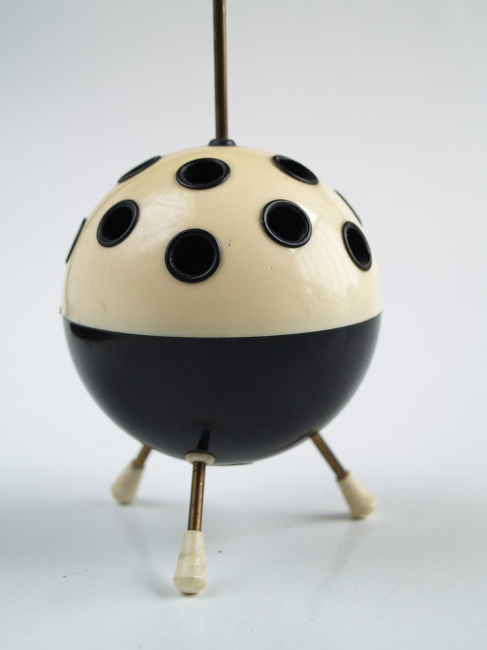 https://www.goethesgalerie.com/wp-content/uploads/2022/03/stiftehalter-spaceage-igel-kugel-creme-tripod-4136-_2_.jpg