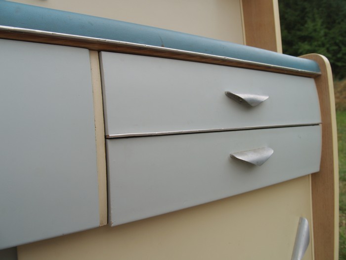 Küchenschrank creme antik Vintage 40er- 50er-jahre Küchenmöbel Midcentury pastell