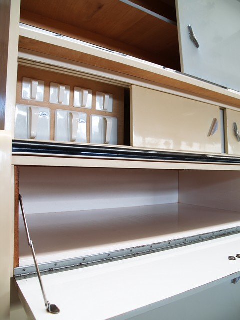 Küchenschrank creme antik Vintage 40er- 50er-jahre Küchenmöbel Midcentury pastell