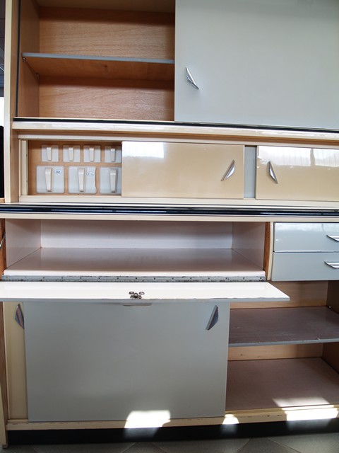 Küchenschrank creme antik Vintage 40er- 50er-jahre Küchenmöbel Midcentury pastell