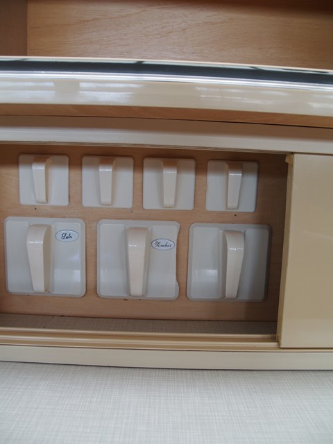 Küchenschrank creme antik Vintage 40er- 50er-jahre Küchenmöbel Midcentury pastell
