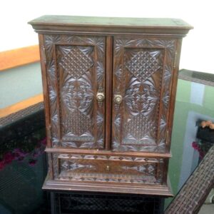 Schrank Kerbschnitzerei antike Möbel