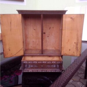 Schrank Kerbschnitzerei antike Möbel