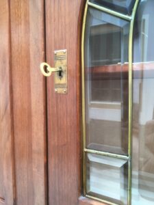 Antike Jugendstil Kredenz 1920, Original Möbel entdecken 6 antiker Schrank Messing Gläser Original Beschläge und Messing gefasstes Kristallglas