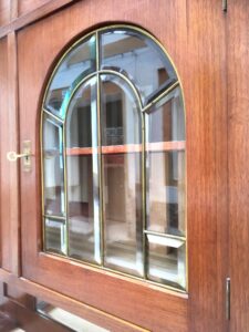 Antike Jugendstil Kredenz 1920, Original Möbel entdecken 5 facettierte Bleikristallgläser